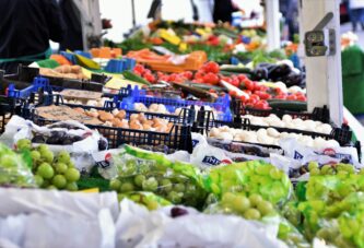 Cena voća i povrća višestruko se uveća od njive do trpeze