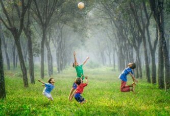 Zeleno okruženje, čist vazduh, manje automobila i manje buke pogoduju razvoju dece u ranom detinjstvu