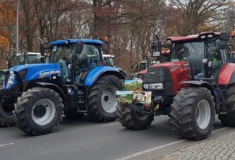 Poljoprivrednici traktorima blokirali autoputeve u Holandiji
